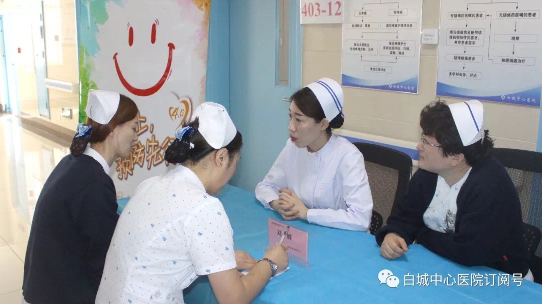 劉娜護(hù)士長(zhǎng)在白城中心醫(yī)院與護(hù)理同仁交流.jpg