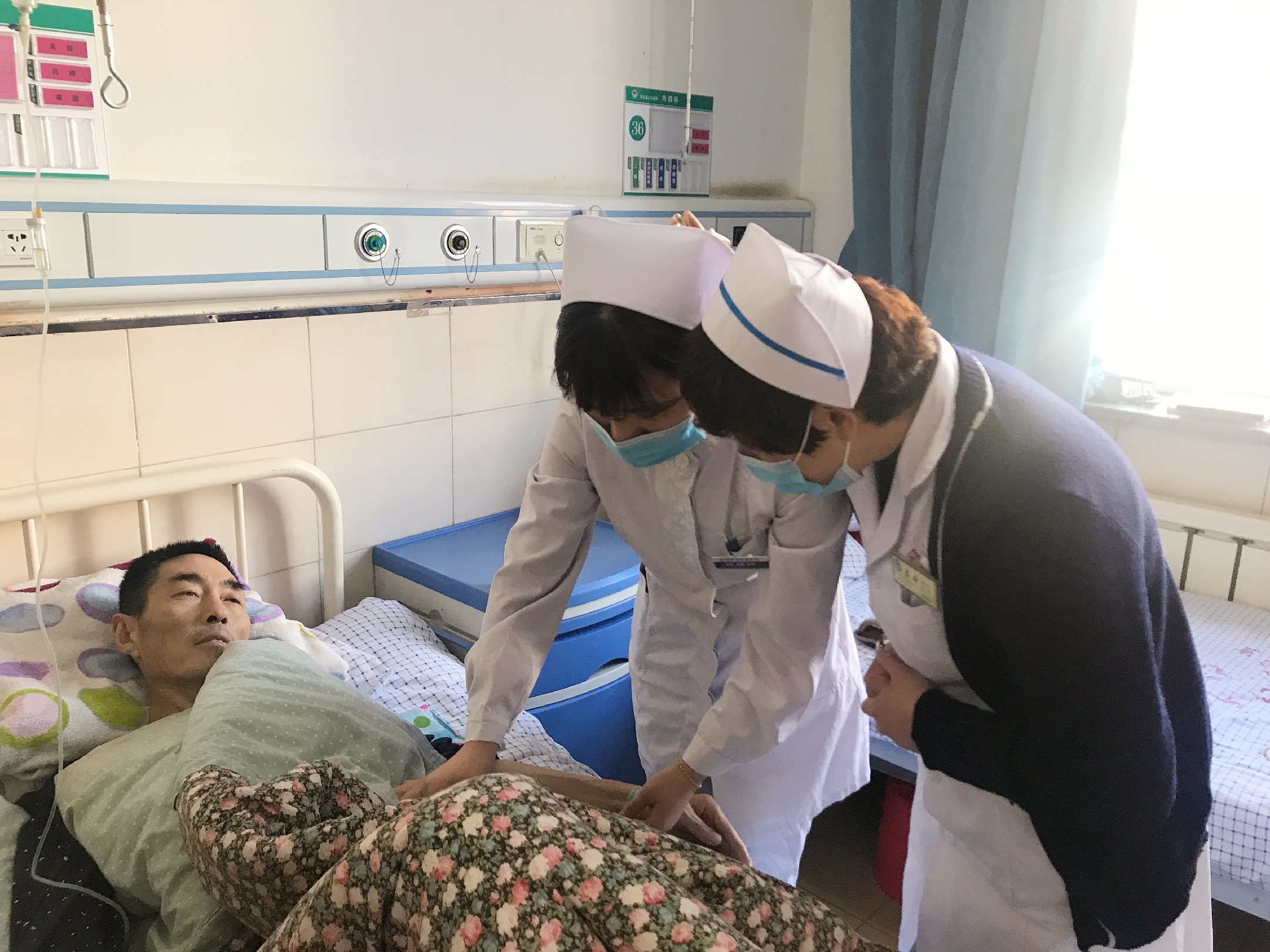 國(guó)際造口師錢珊珊正在會(huì)診一名造口患者.jpg