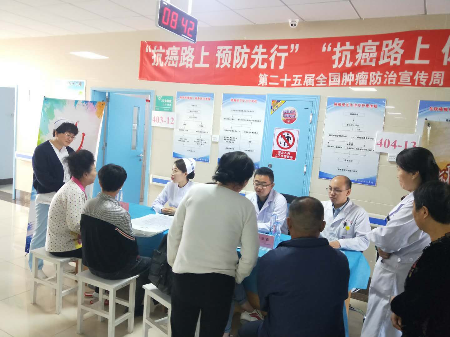 胸部腫瘤內(nèi)一科護(hù)士長(zhǎng)劉娜在白城中心醫(yī)院義診.jpg