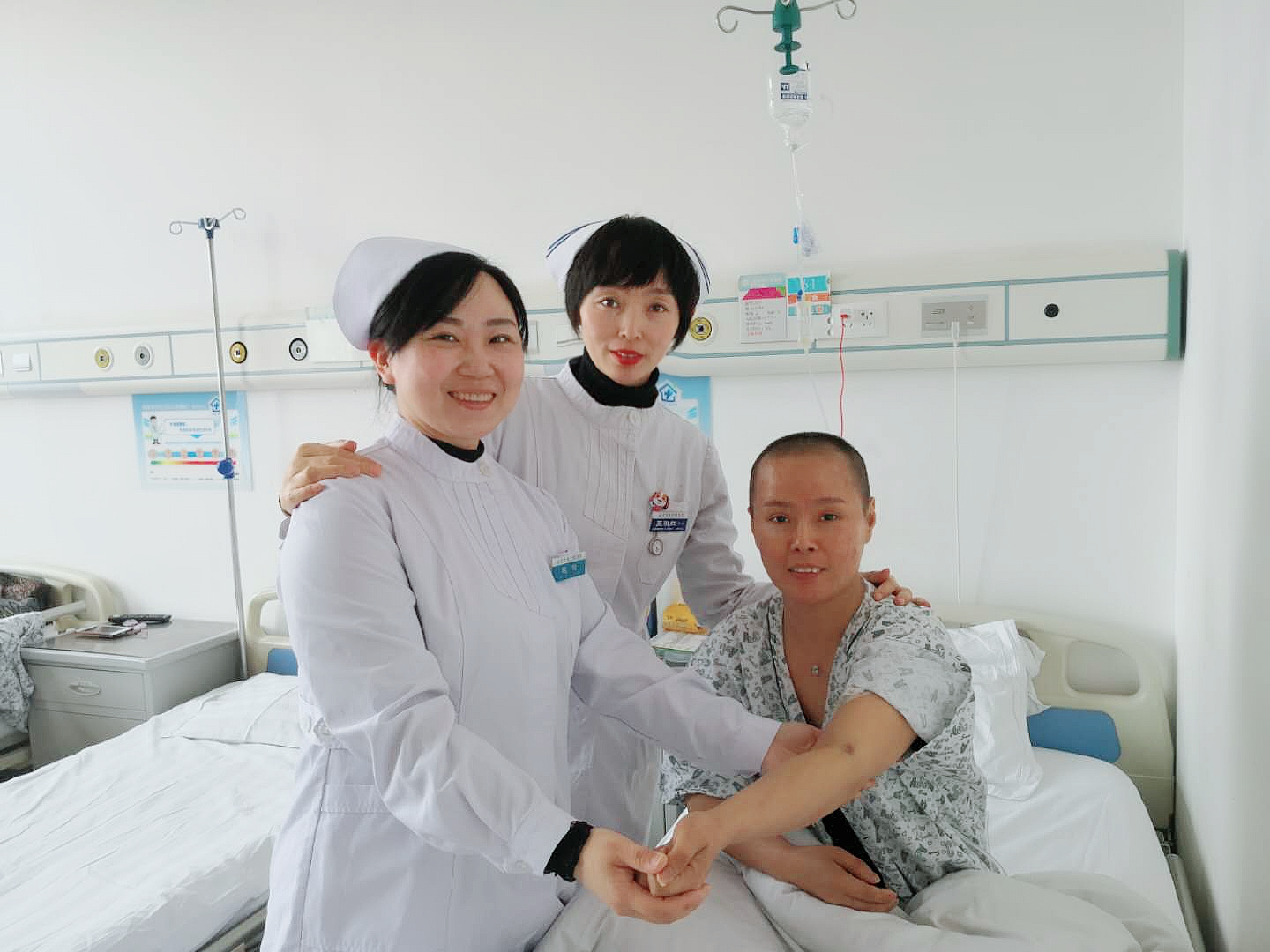 王淑紅護(hù)士長(zhǎng)與內(nèi)一科專科護(hù)士趙晗正在會(huì)診一名P帶管ICC患者.jpg