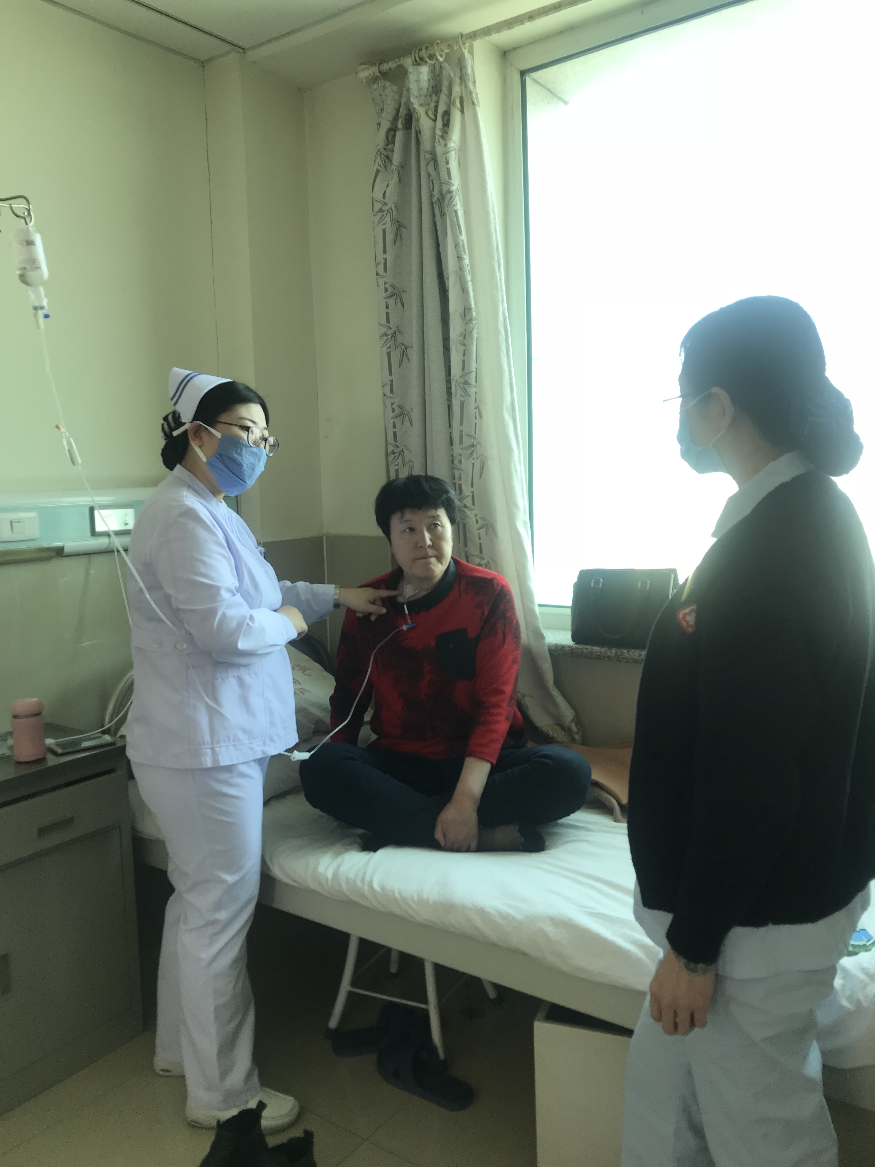 胸部腫瘤內(nèi)一科劉晗護(hù)士長(zhǎng)在鎮(zhèn)賚縣醫(yī)院指導(dǎo)PICC置管護(hù)理.jpg